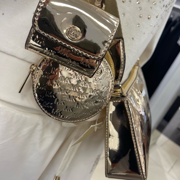 MICHAEL KORS Jet Set Sm Patent Logo Debossed Crossbody Apple Airpods
XBody Tech - Picture 7 of 12